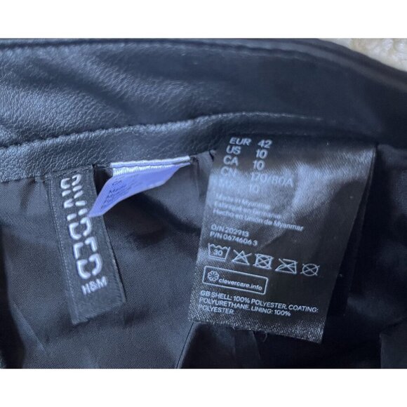 Divided H&M Black Faux Leather Mini Skirt With Exposed Back Zip & Pockets Size 1 - Picture 2 of 3